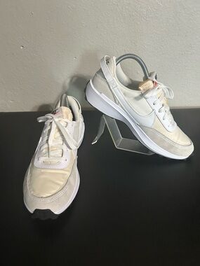 Women’s Nike waffle debut size 8.5